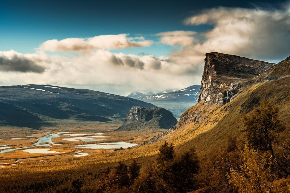 Free Image of Majestic Valley With Mountain Backdrop 