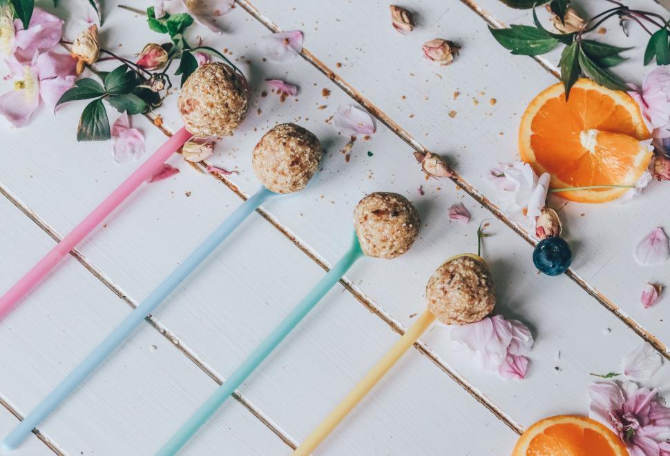 Free Image of Table Topped With Oranges and Strawberries 