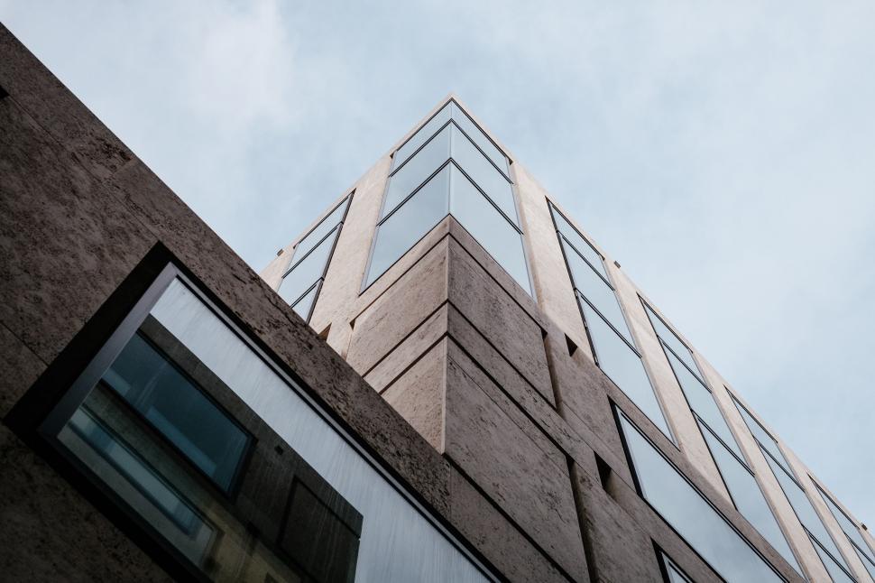 Free Image of Modern Skyscraper Against Skyline 