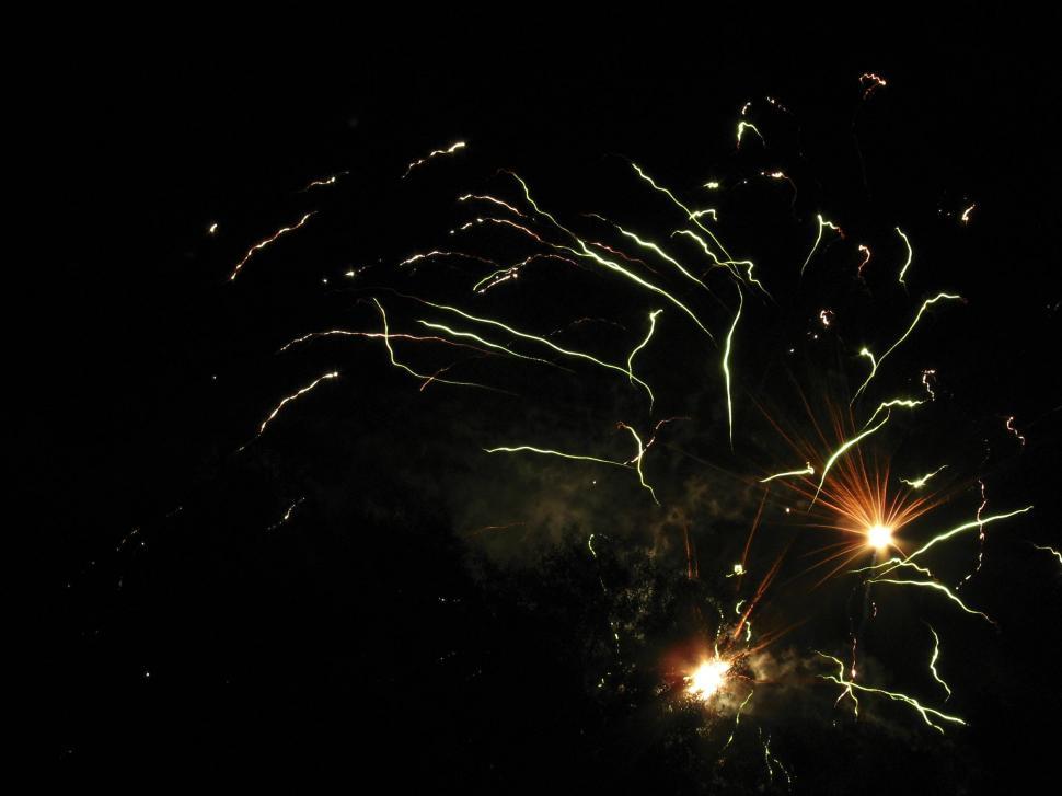 Free Image of sparks fly in the sky 