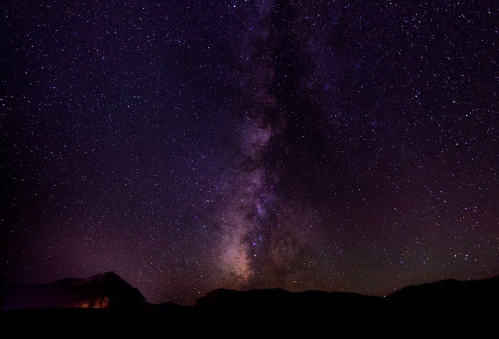 Free Image of Glimpse of the Night Sky With Stars and the Milky 