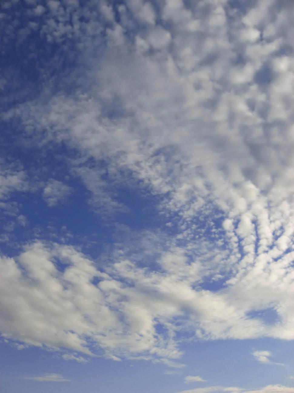 Free Image of LIghtly cloudy sky 