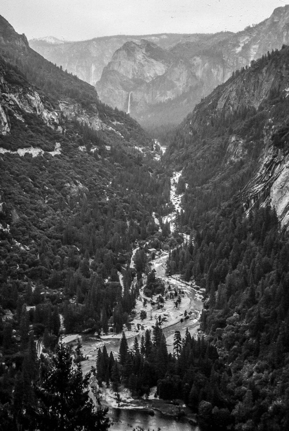 Free Image of Aerial View of Yosemite Falls - Black and white 