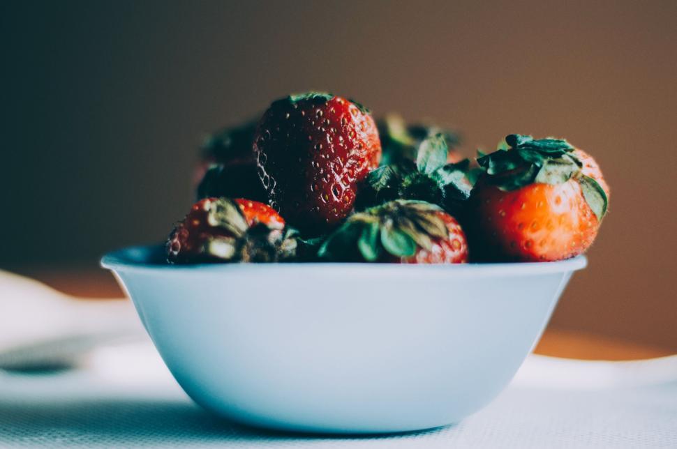 Free Image of A Bowl of Strawberries on a Table 