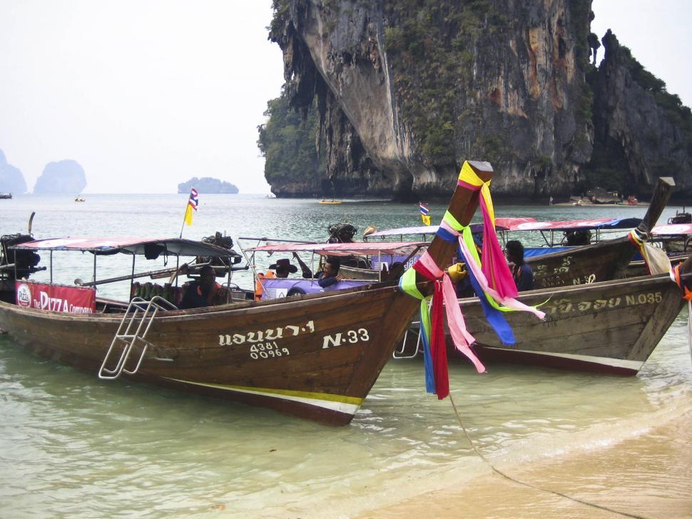 Free Image of boats on the beach 