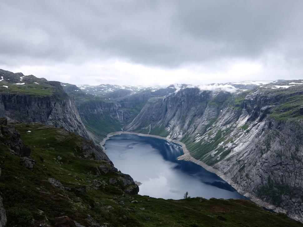 Free Image of Majestic Mountain Lake Surrounded by Peaks 