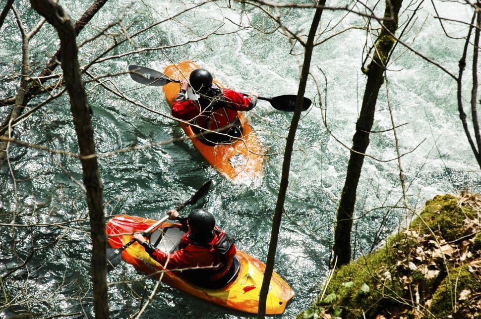 Free Image of Kayakers on the river 