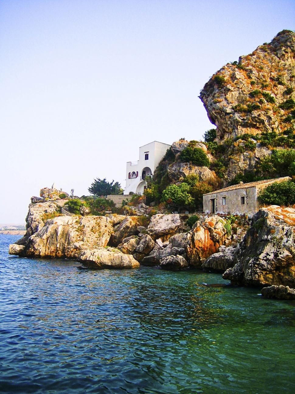 Free Image of House on rocky coast 