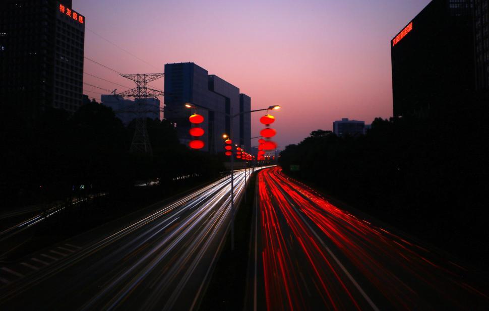 Free Image of City Street at Night With Red Traffic Lights 