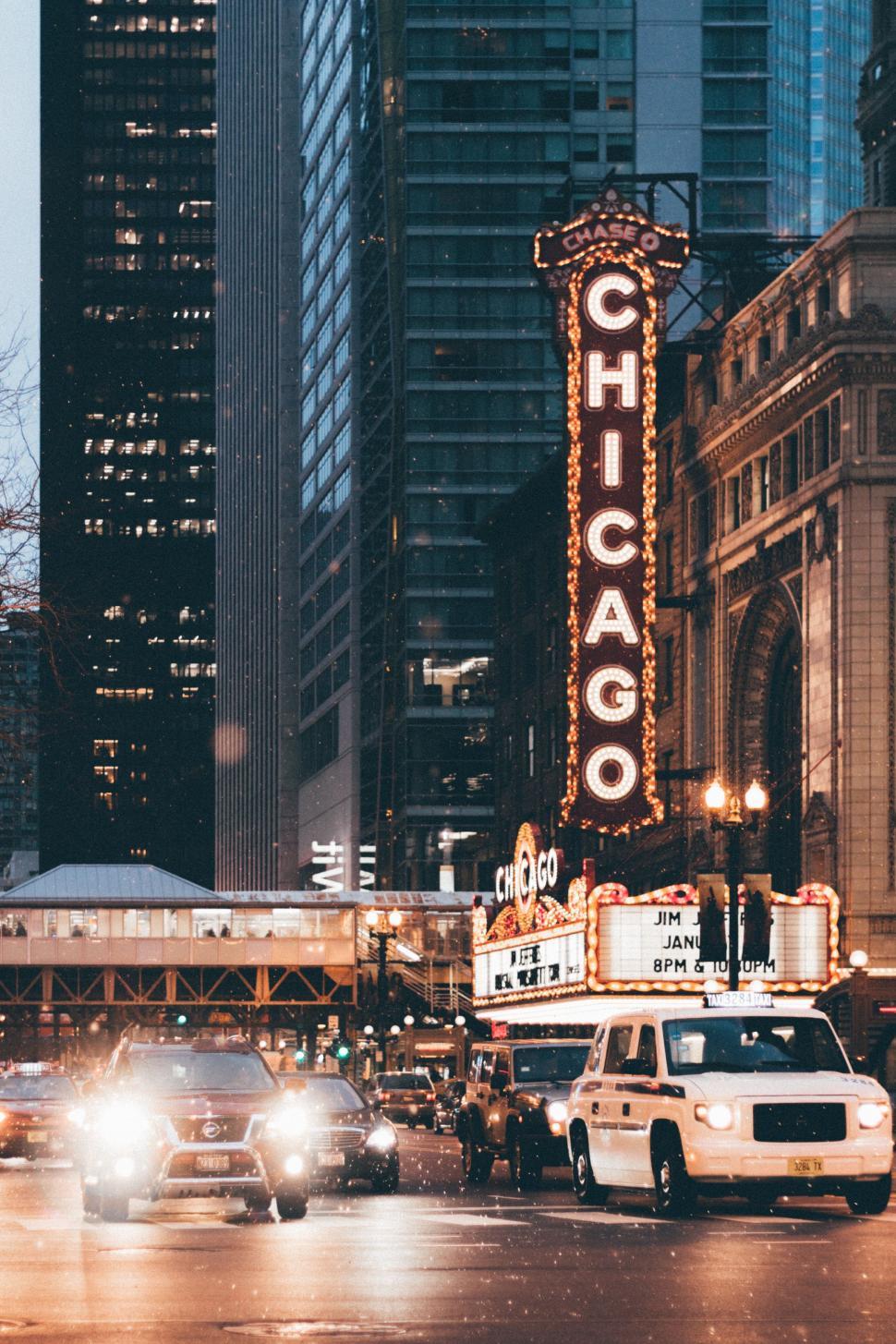 Free Image of Bustling City Street With Traffic and Tall Buildings 