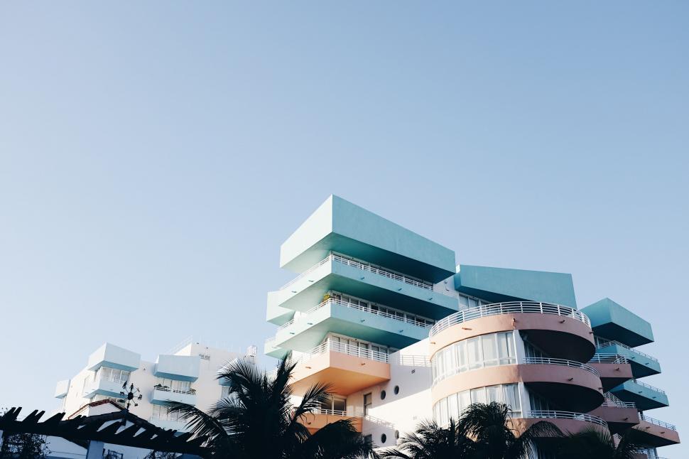 Free Image of Modern High-Rise Building With Palm Trees 