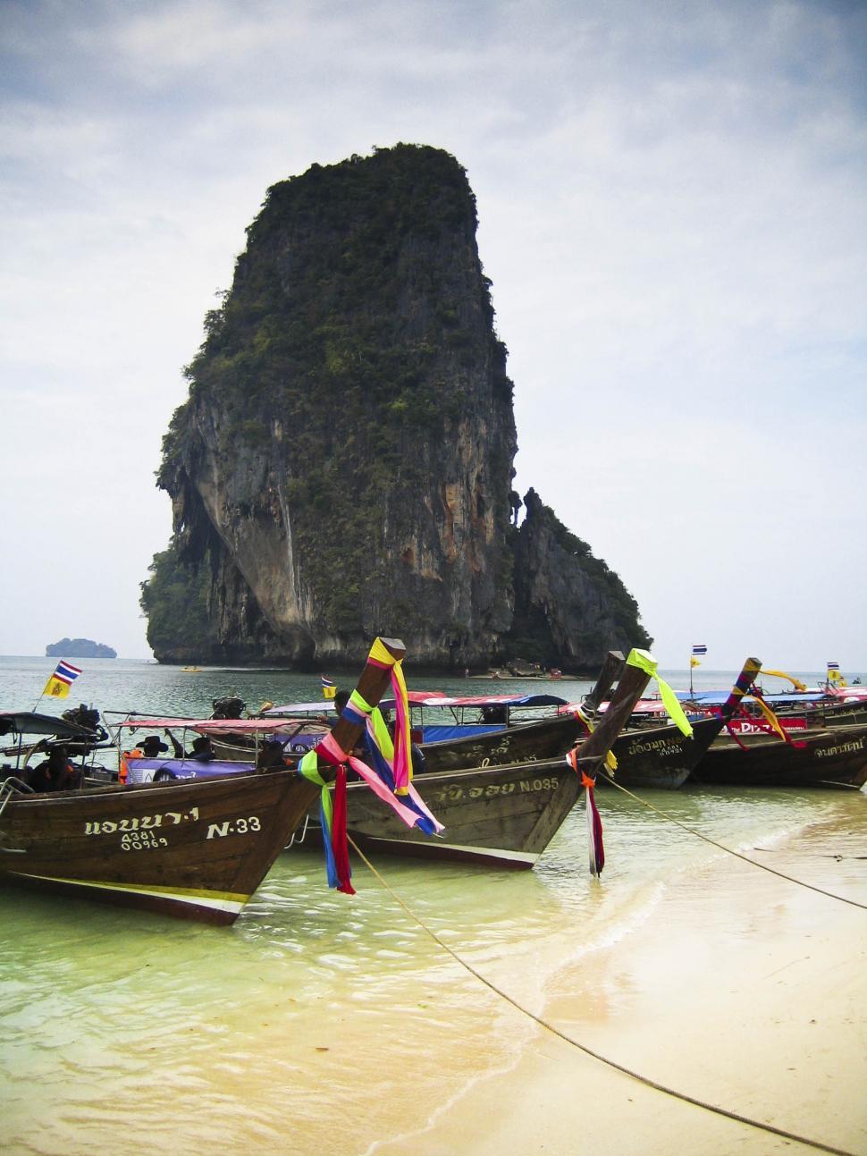 Free Image of boats on the beach 