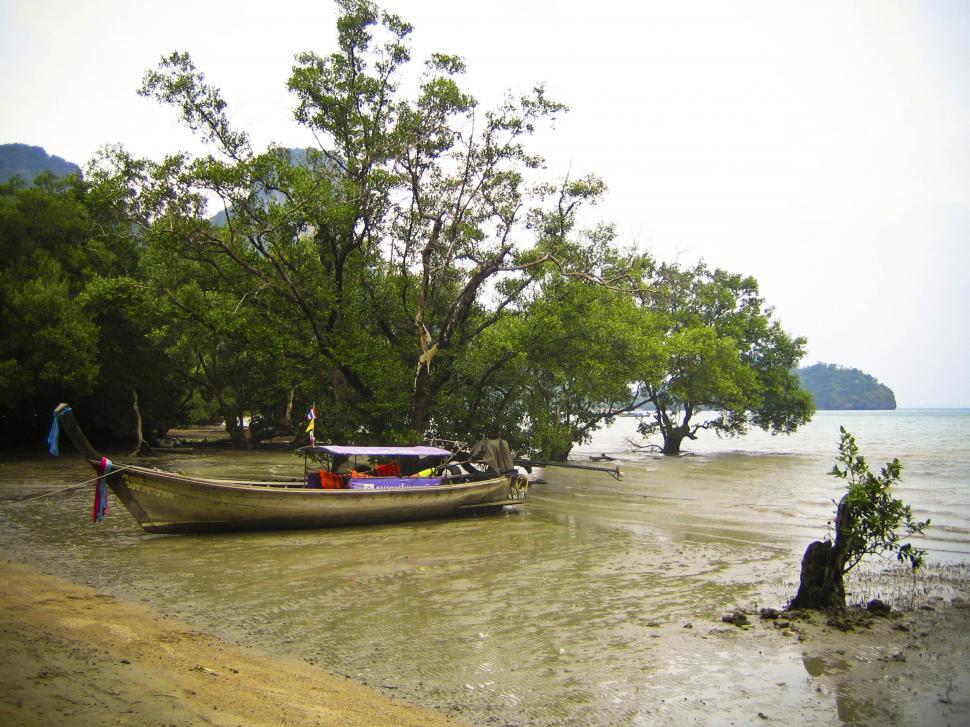 Free Image of Boat near shore 