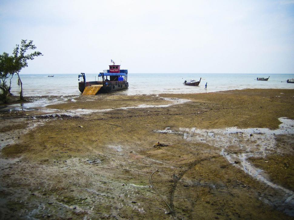 Free Image of Boats reach the beach 