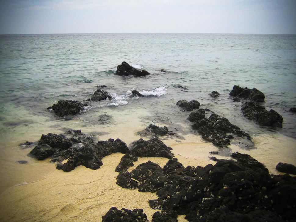 Free Image of Rocky beach 