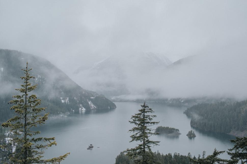 Free Image of Majestic Lake Surrounded by Mountains and Trees 