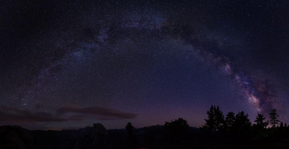 Free Image of Night Sky Filled With Stars and Clouds 