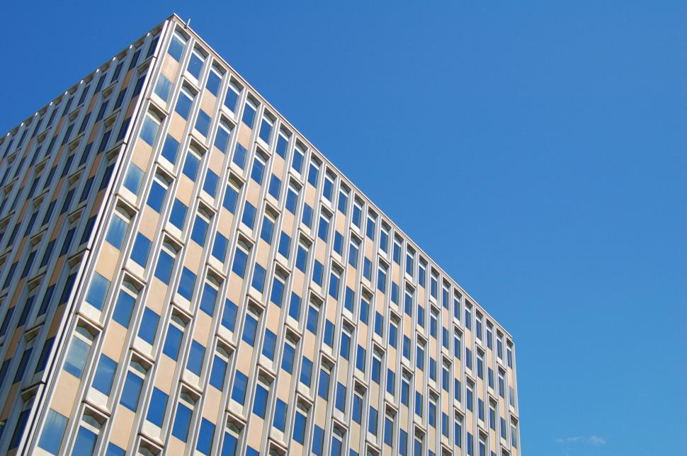 Free Image of Towering Skyscraper With Numerous Windows 