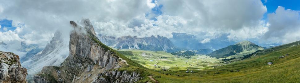 Free Image of Majestic Mountain Range With Clouds 