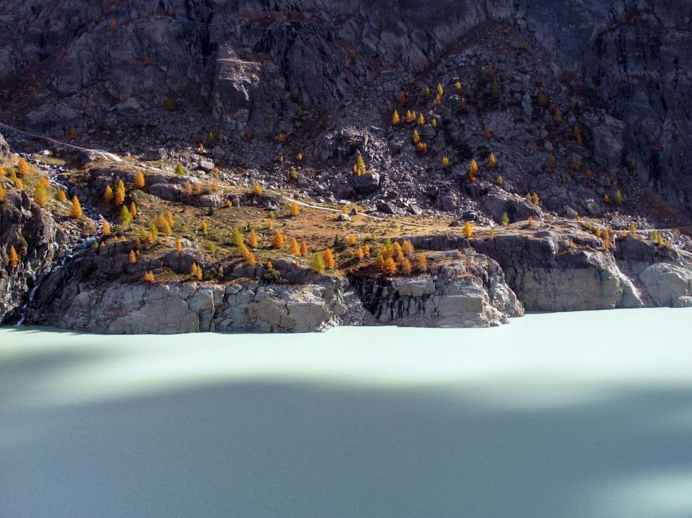Free Image of Majestic Mountain Lake Surrounded by Peaks 