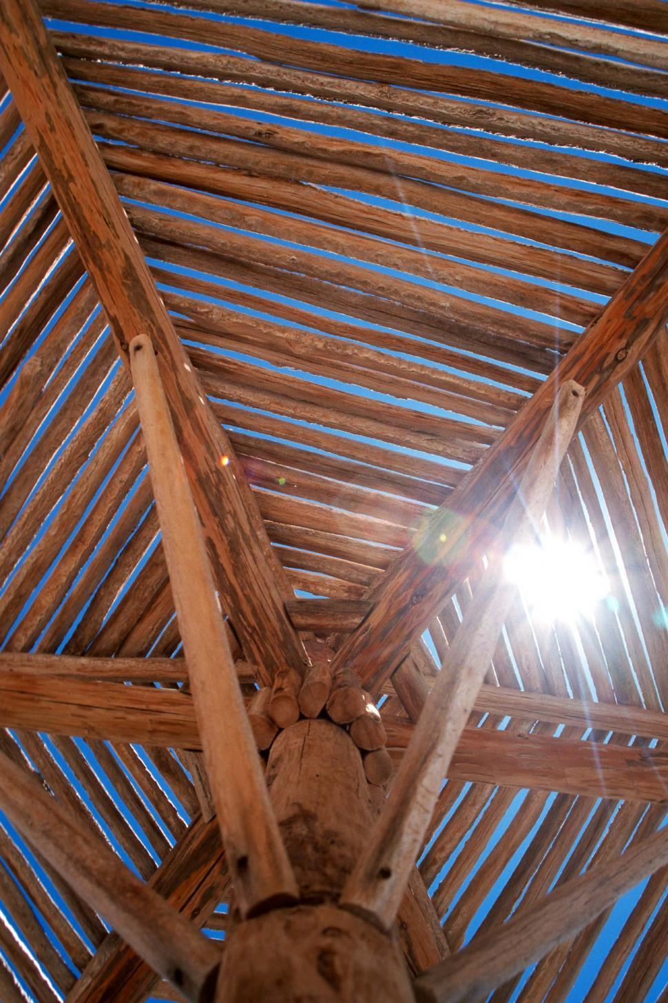 Free Image of Sun through a patio unbrella 