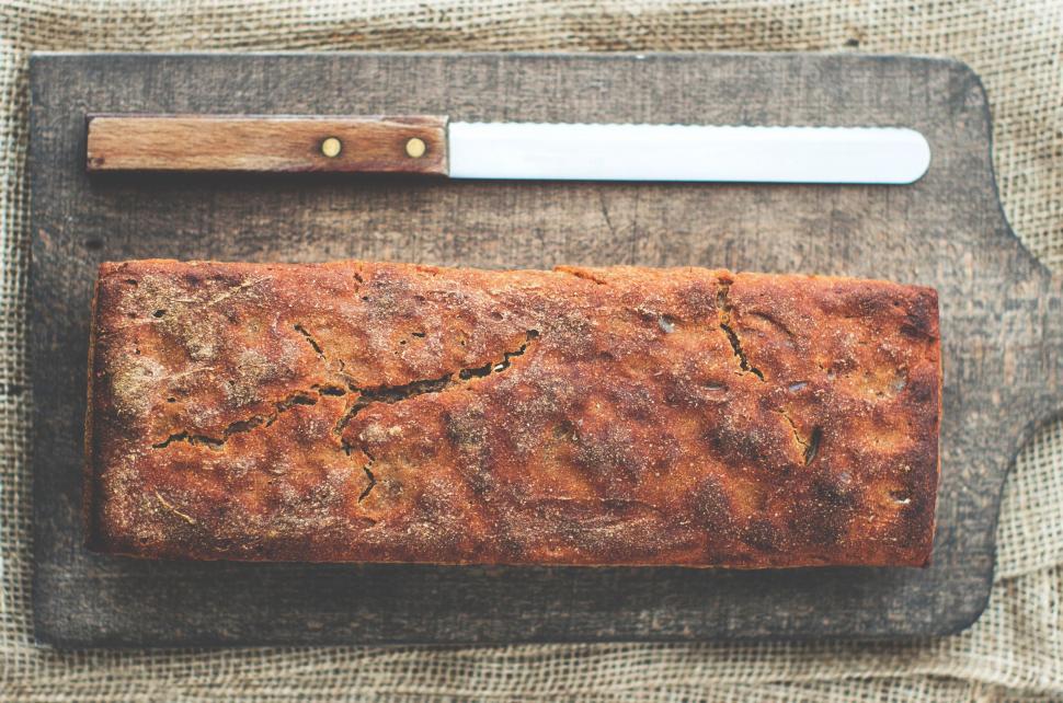 Free Image of Loaf of Bread on Cutting Board 