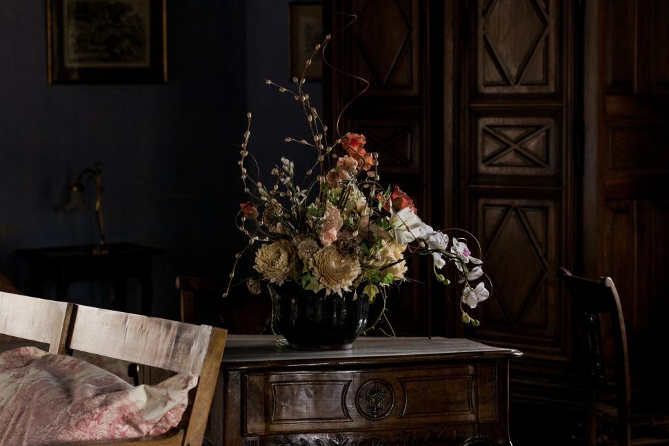 Free Image of A Vase of Flowers on a Wooden Table 