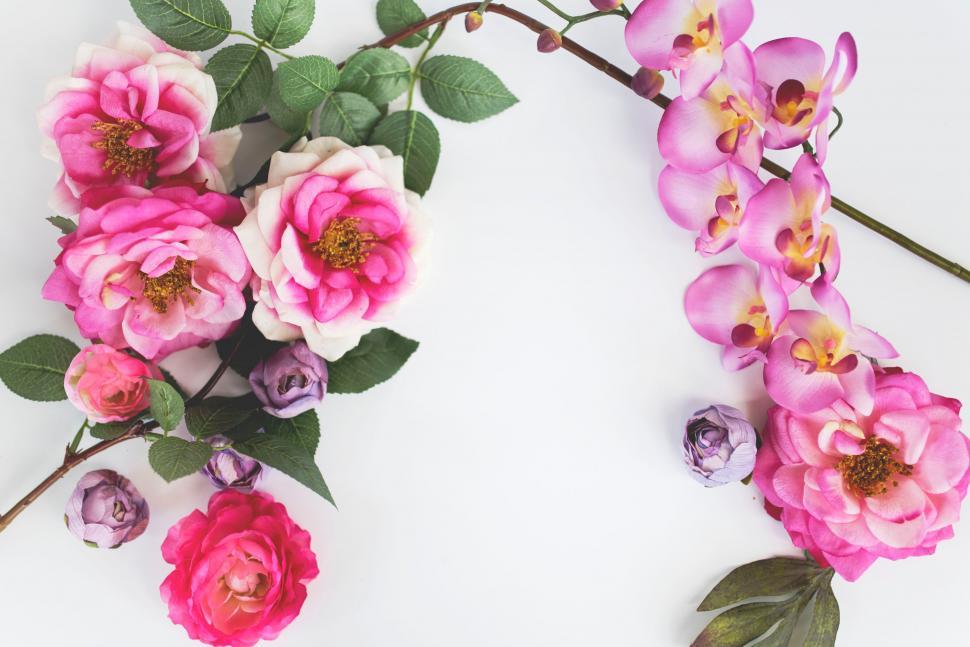 Free Image of A Bunch of Flowers on a Table 