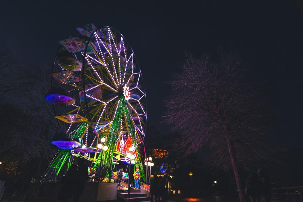 Free Image of Illuminated Ferris Wheel at Night 