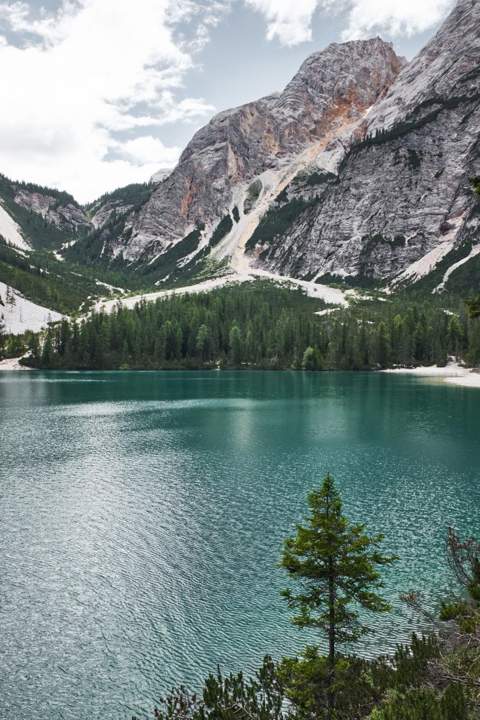 Free Image of Majestic Mountain Lake Surrounded by Peaks 