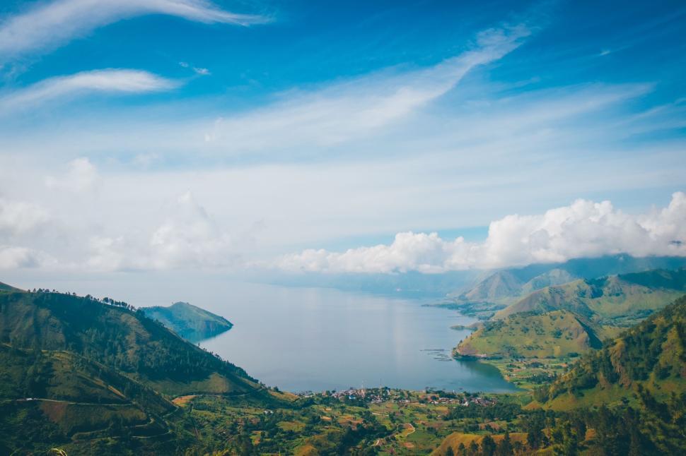 Free Image of Majestic Lake Surrounded by Mountains 