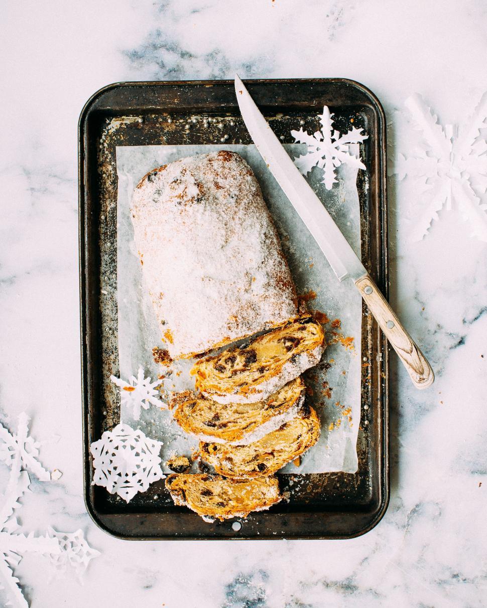 Free Image of Tray With Cake and Knife. 