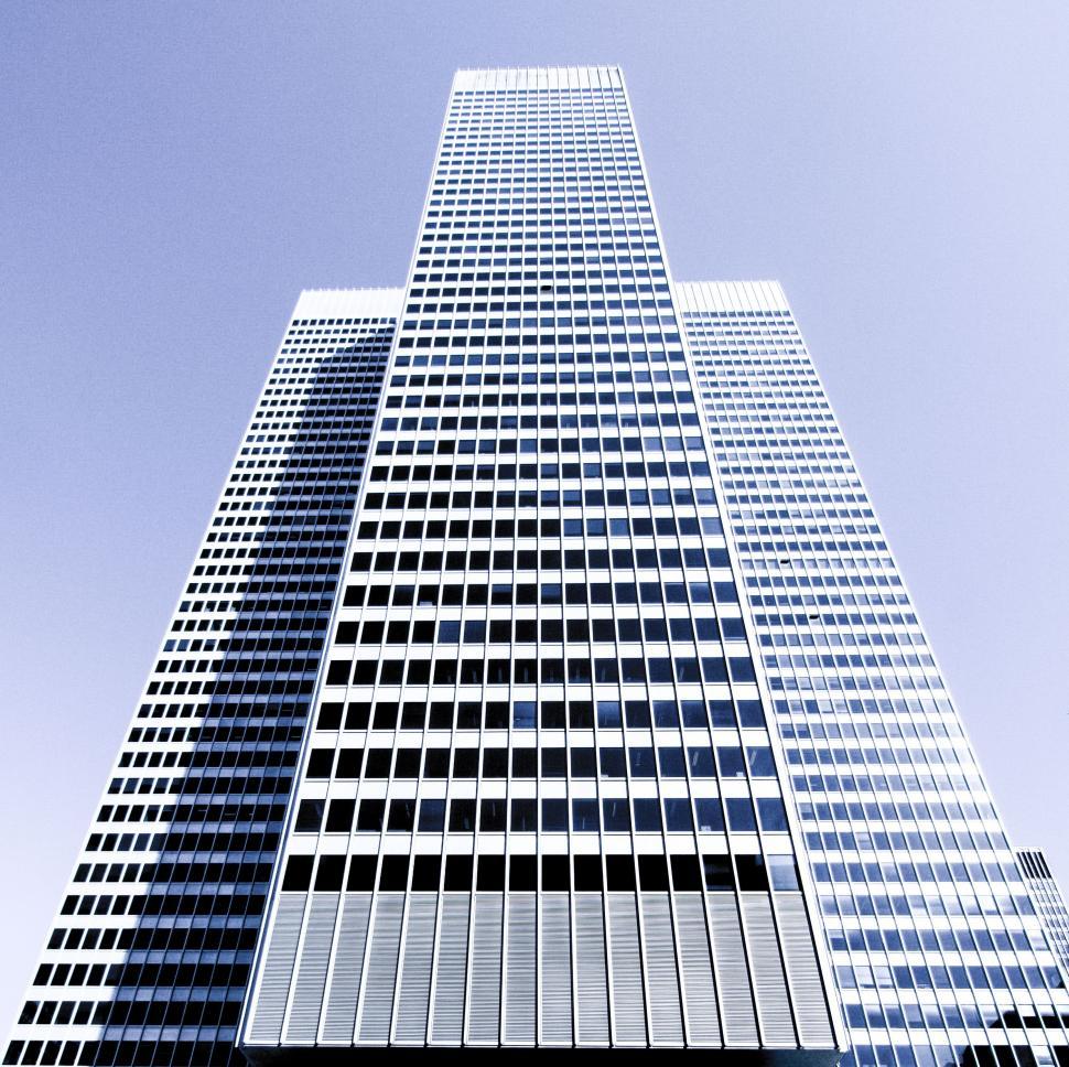 Free Image of Towering Skyscraper With Numerous Windows 