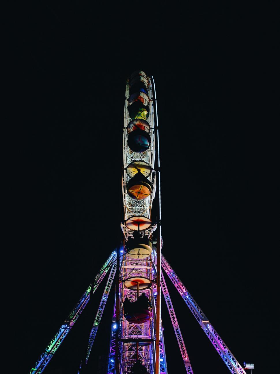Free Image of Ferris Wheel Illuminated at Night 
