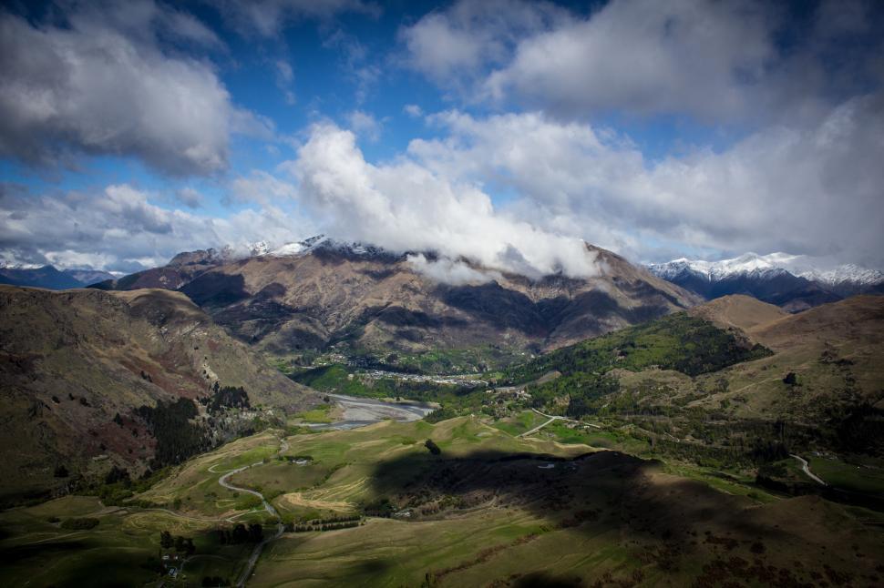 Free Image of Majestic Valley With Mountain Backdrop 