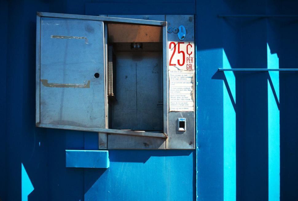 Free Image of Old water machine 