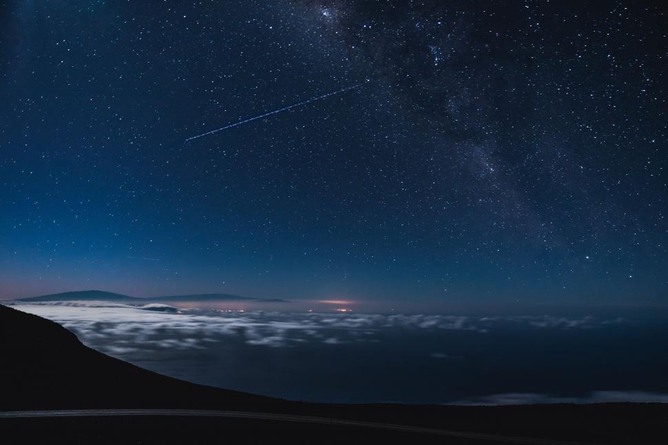 Free Image of Night Sky With Stars and Shooting Star 
