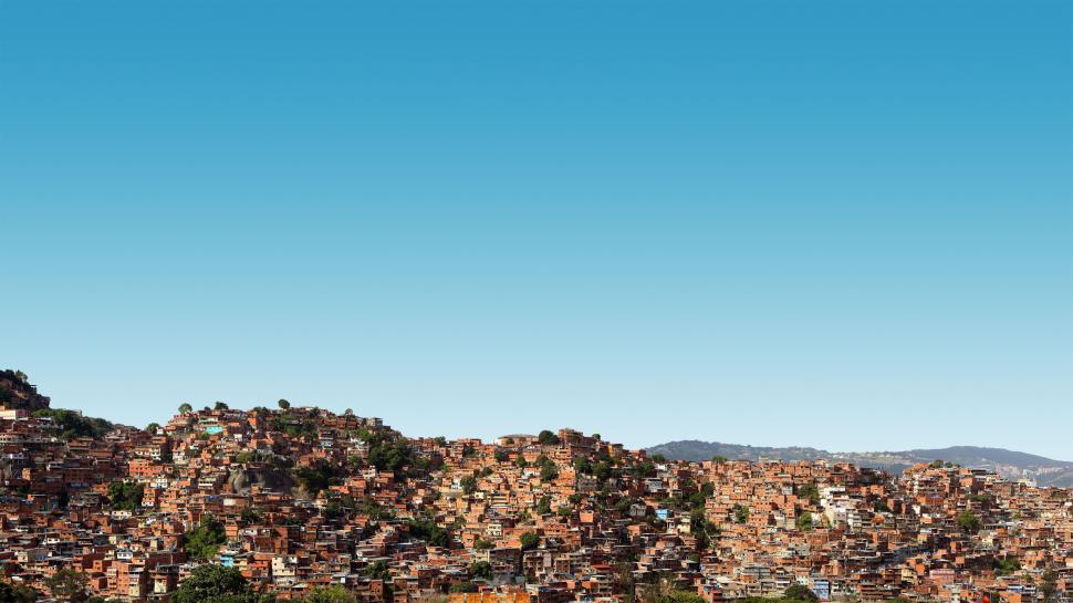 Free Image of Cityscape With Majestic Mountain Backdrop 