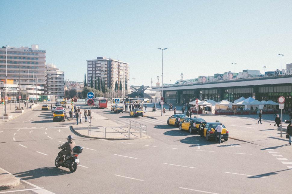 Free Image of Bustling City Street With Heavy Traffic 