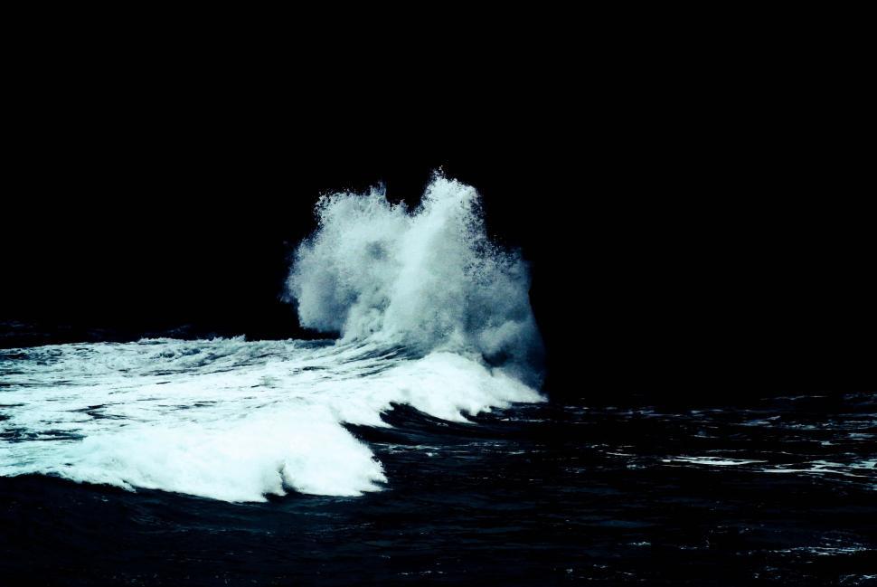 Free Image of Dynamic Wave in Ocean 