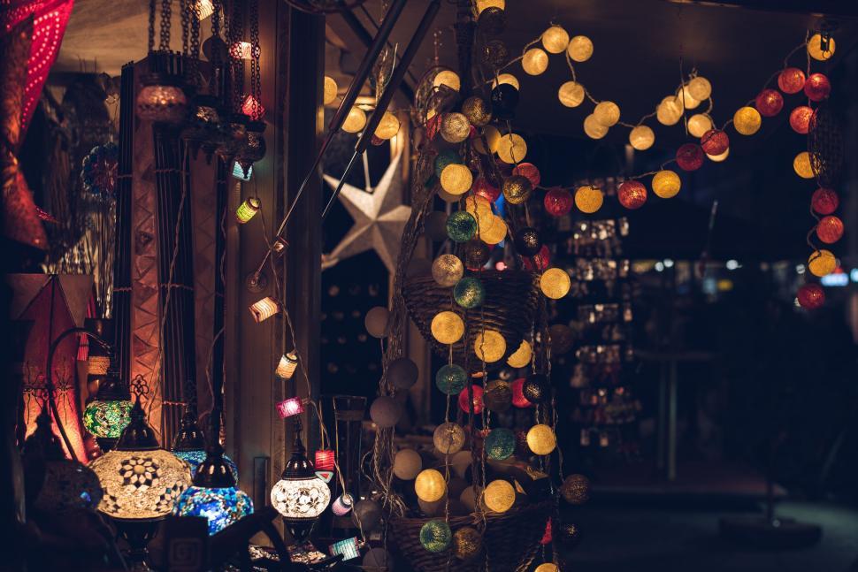Free Image of Cluster of Lights on a Pole 
