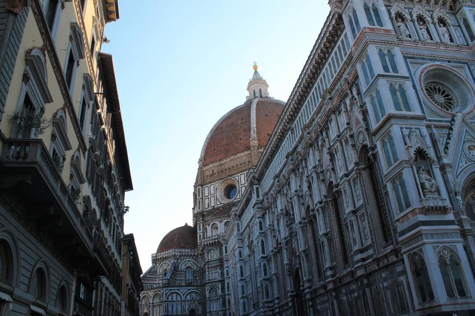 Free Image of Tall Building With Dome on Top 