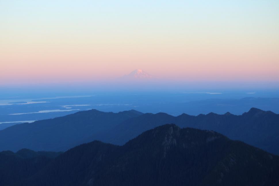 Free Image of Majestic Sunset Over Mountain Range 