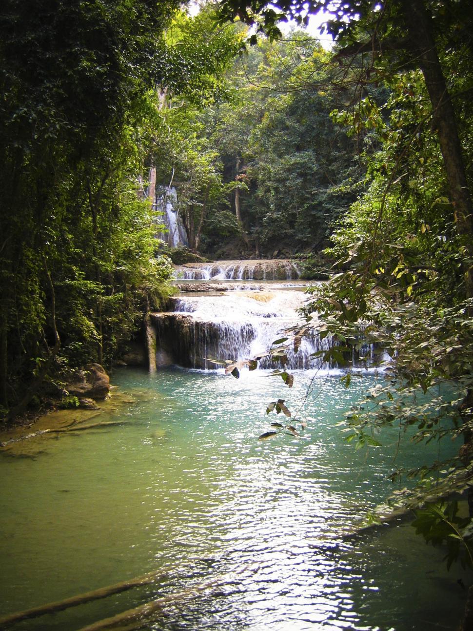 Free Image of Small waterfalls 