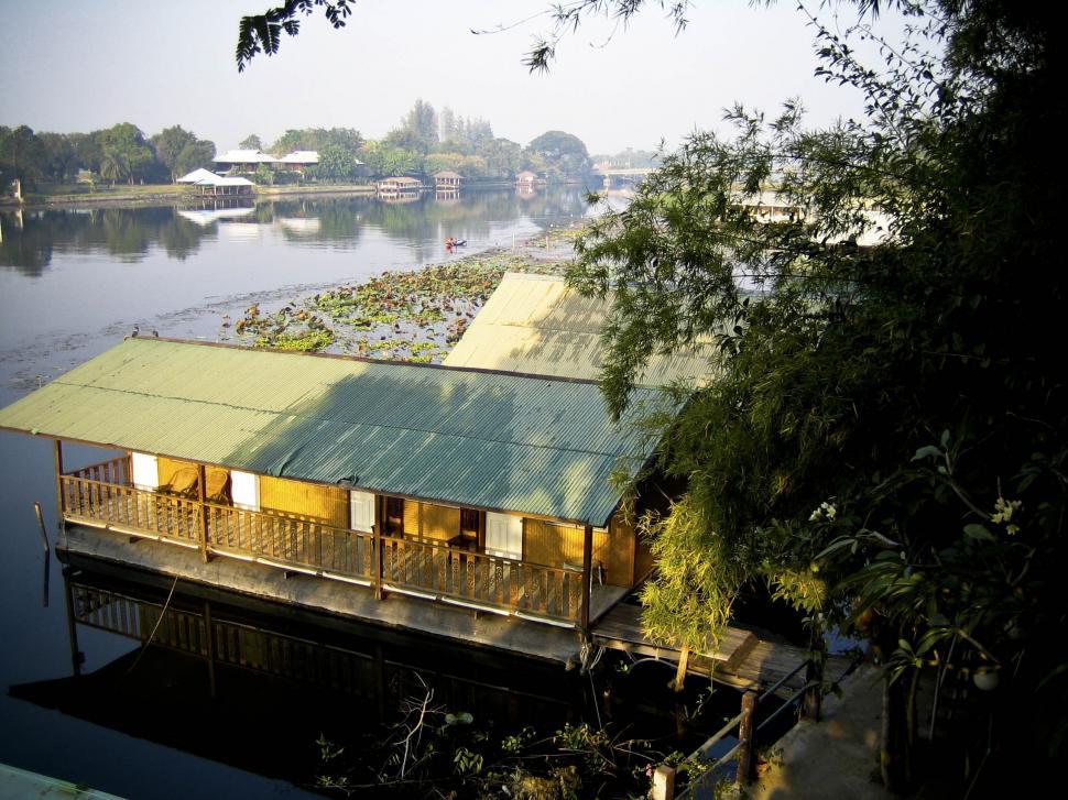 Free Image of house on the water 