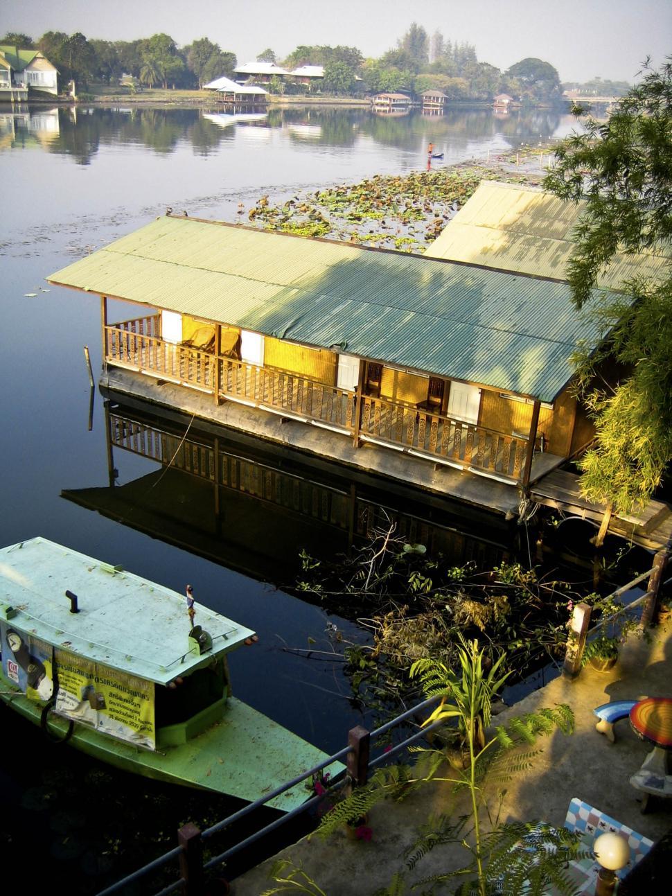 Free Image of house on water 