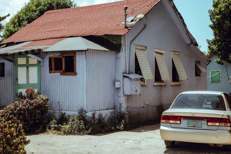 Free Image of Car Parked in Front of House 