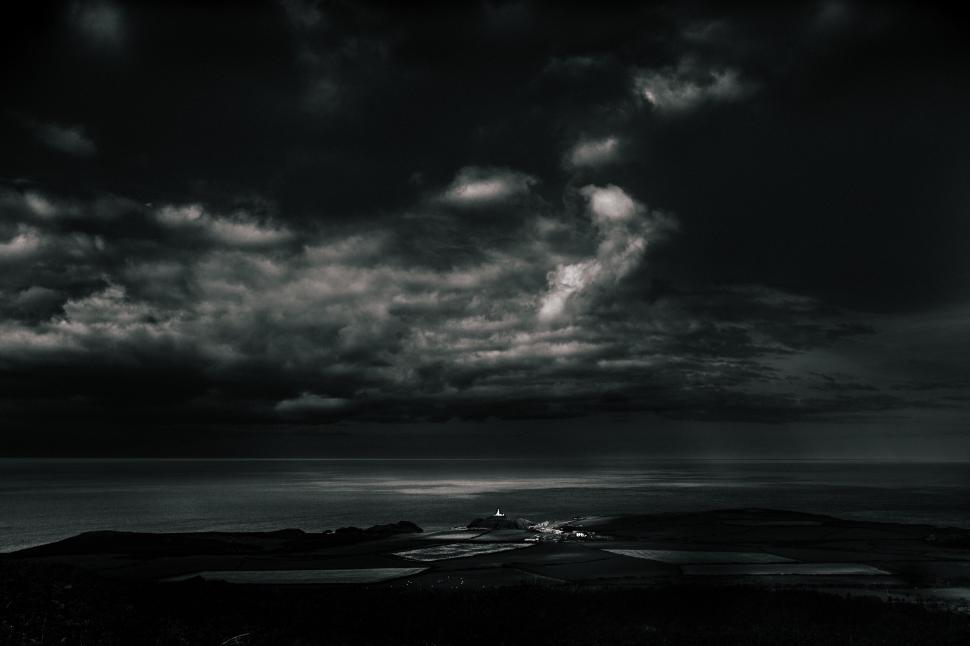 Free Image of Cloudy Sky Overhead 