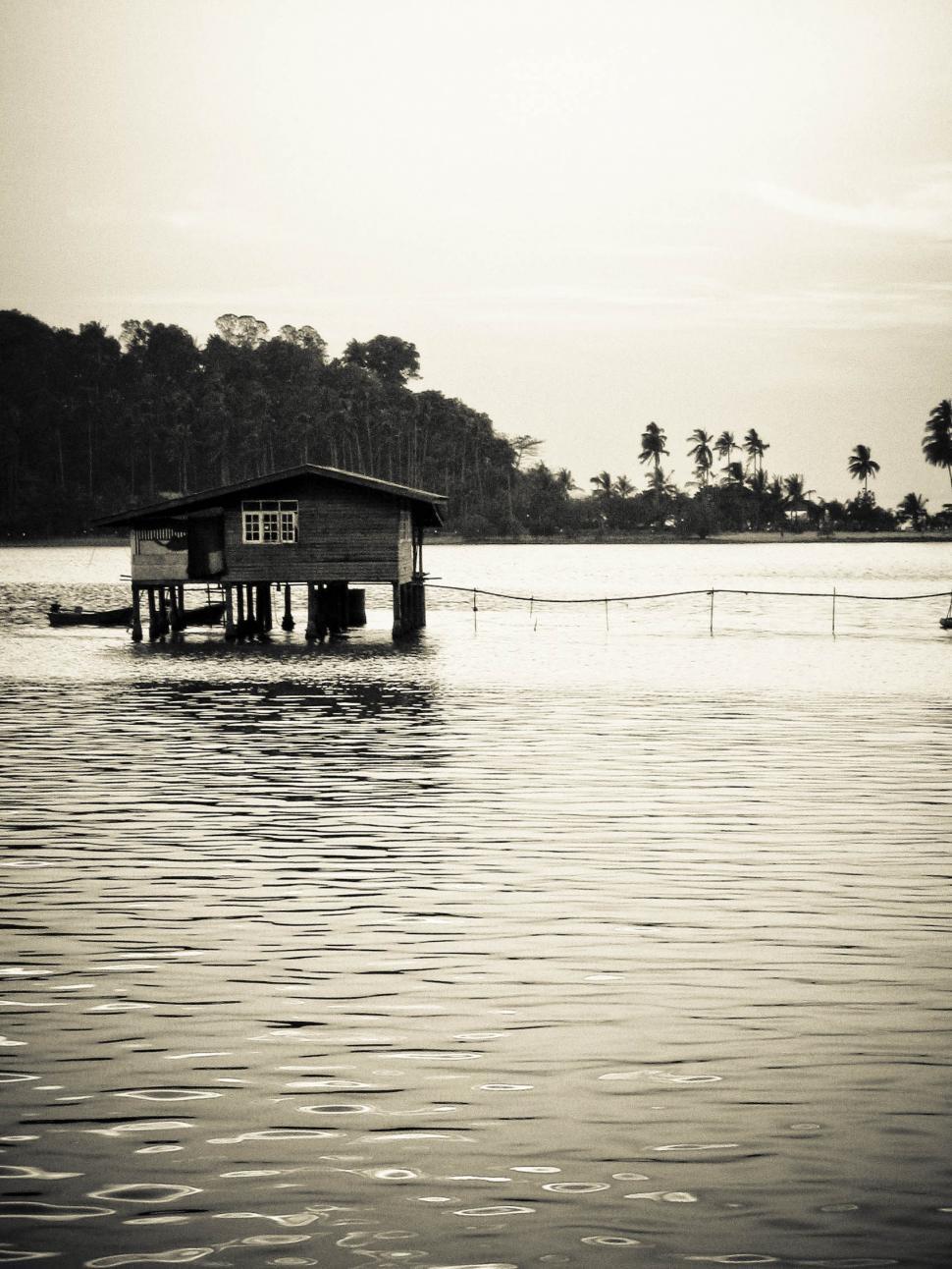 Free Image of house on the water 