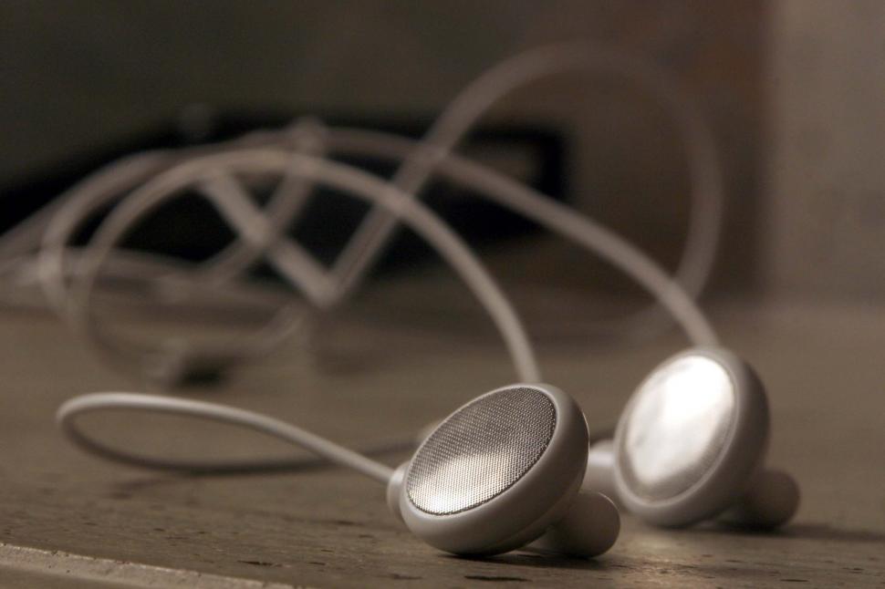 Free Image of Old white earbuds 